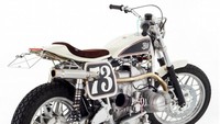 Dave menggunakan basik motor BMW R100RS, buatan antara 1976-1984. Motor ini dibekali mesin 980cc dengan konfigurasi legendaris airhead flat twin engine. Tenaganya diklaim mencapai 70 dk. Foto: Pool (Bikebound)