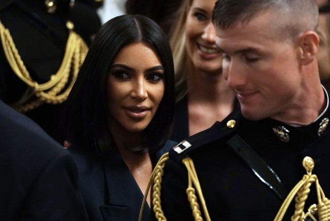 Kendati terkesan formal, blazer tersebut tetap mengakomodasi keseksian Kim berkat belahan rendahnya, ditambah lagi tak ada kemeja putih di baliknya.  Foto: Getty Images