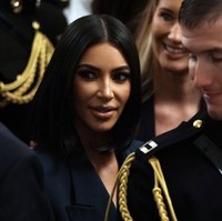 Kendati terkesan formal, blazer tersebut tetap mengakomodasi keseksian Kim berkat belahan rendahnya, ditambah lagi tak ada kemeja putih di baliknya.  Foto: Getty Images