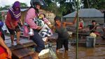 Korban Banjir Konawe Antre Air Bersih