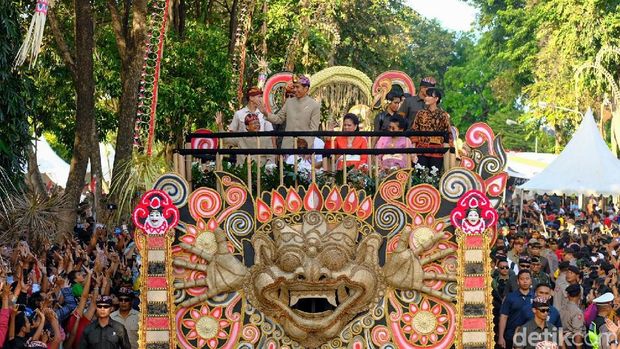 Naik Mobil Pawai, Jokowi Sapa Warga Bali