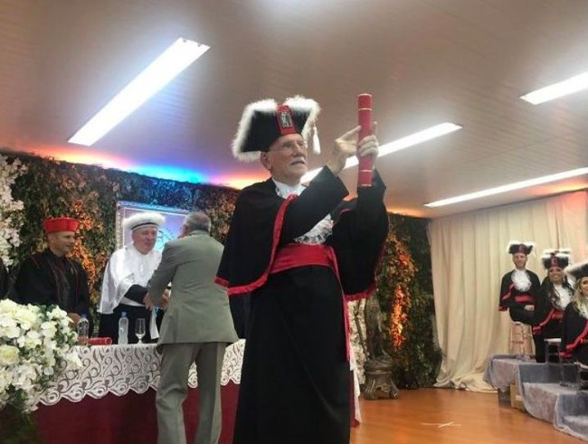 Kakek ini lulus pendidikan hukum di usia 94 tahun. Lihatlah raut wajah bangganya. Foto: Dok. Elite Readers