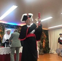 Kakek ini lulus pendidikan hukum di usia 94 tahun. Lihatlah raut wajah bangganya. Foto: Dok. Elite Readers