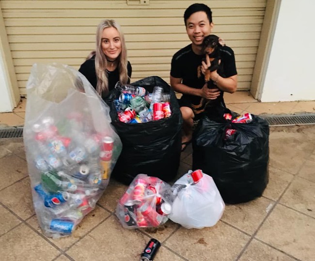 Lewat akun Facebook A Recycyled Wedding, Leonie dan Matthew membagikan perjalanan mereka mencari sampah untuk membiayai pesta pernikahan. Biaya pernikahannya sendiri diperkirakan mencapai USD 81 ribu, jadi target mereka adalah mengumpulkan 810 ribu botol dan kaleng. Foto: Facebook/A Recycled Wedding