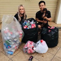 Lewat akun Facebook A Recycyled Wedding, Leonie dan Matthew membagikan perjalanan mereka mencari sampah untuk membiayai pesta pernikahan. Biaya pernikahannya sendiri diperkirakan mencapai USD 81 ribu, jadi target mereka adalah mengumpulkan 810 ribu botol dan kaleng. Foto: Facebook/A Recycled Wedding