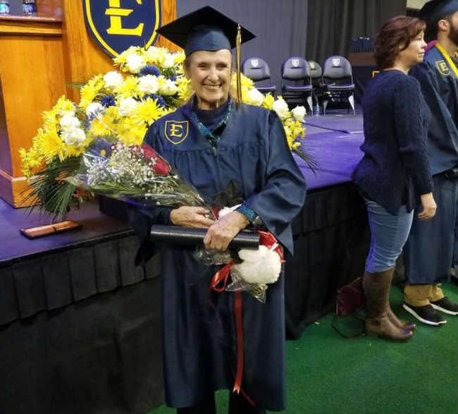 Di usia 87 tahun, wanita ini menjadi lulusan tertua di East Tennessee State University. Foto: Dok. Elite Readers