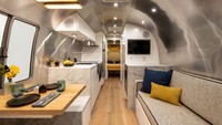 Desain terbarunya kali ini menghidupkan kembali Airstream Excella atau desain 30 tahun lalu yang mampu menampung 6 orang. Istimewa/Inhabitat.