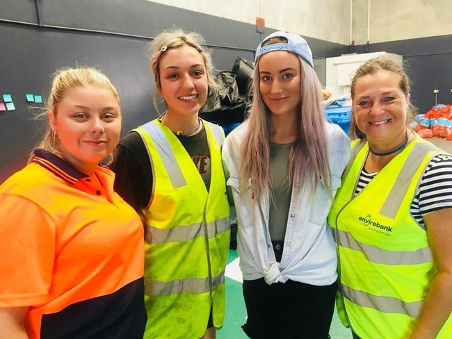 Perjalanan Leonie dan Matthew mengumpulkan sampah masih panjang. Sebab, mereka masih harus mencari 750 ribu botol dan kaleng lagi. Pernikahan rencananya akan berlangsung Maret 2020 mendatang. Foto: Facebook/A Recycled Wedding