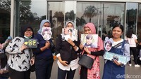 Banyak dari mereka yang membawa pernak-pernik saat menonton konser. Foto: (Febrina Arifin/detikHOT)