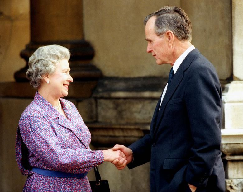 Mantan Presiden George Bush bersalaman kepada Ratu Elizabeth di Istana Buckingham di London 30 November 1993. REUTERS / Russell Boyce