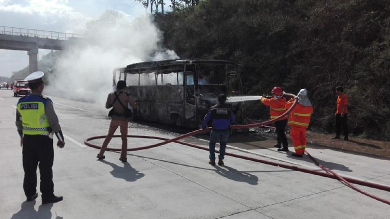 Bus Pariwisata Ludes Terbakar Di Tol Madiun, Korban Jiwa Nihil Bus Pariwisata Ludes Terbakar Di Tol Madiun, Korban Jiwa Nihil