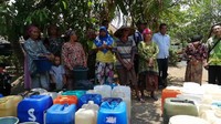Sejumlah warga Pasuruan mengantre untuk mendapatkan air. BPBD Kabupaten Pasuruan memetakan 21 desa di 7 kecamatan rawan kekeringan pada musim kemarau 2019 ini. Di 21 desa tersebut terdapat 5.503 Kepala Keluarga (KK) atau 20.968 jiwa rawan terdampak krisis air. Dok. Detikcom/Muhajir Arifin.