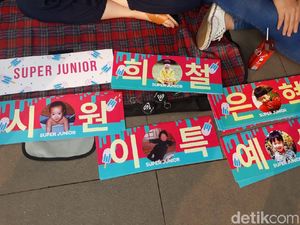 Banner hingga Album, Pernak-Pernik Super Junior Bertebaran di Area Konser