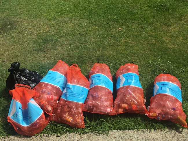 Leonie dan Matthew ikut ambil bagian dalam program ini. Mereka mulai mengumpulkan sampah botol dan kaleng pada November 2018. Uang hasil memulung nantinya akan dipakai untuk membiayai pesta pernikahan mereka. Foto: Facebook/A Recycled Wedding