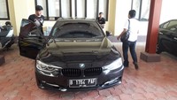 Berdasarkan data dari laman Informasi Data Kendaraan dan Pajak Kendaraan Bermotor Provinsi DKI Jakarta Polda Metro Jaya, mobil BMW bernopol B-1764-PAF tersebut teregister atas nama PT Vektordaya Mekatrika. Kepemilikan mobil tersebut merupakan kendaraan pertama dengan nilai pajak sebesar Rp7.708.000.