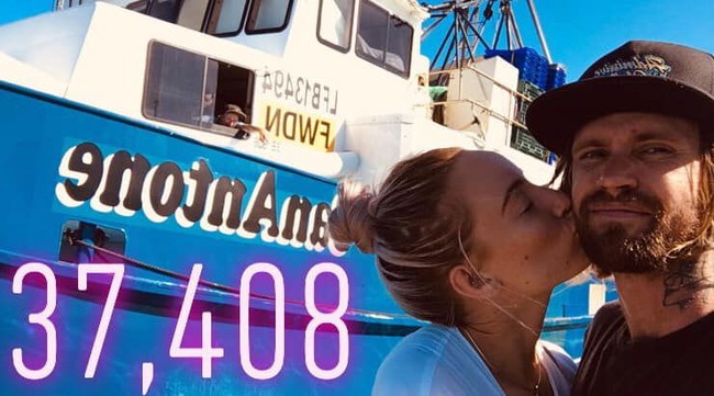 Pasangan asal Australia ini kemudian menemukan cara yang unik tapi juga patut dicontoh. Mereka mengumpulkan botol dan kaleng bekas ke pengepul untuk dijual lagi. Foto: Facebook/A Recycled Wedding