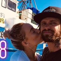 Pasangan asal Australia ini kemudian menemukan cara yang unik tapi juga patut dicontoh. Mereka mengumpulkan botol dan kaleng bekas ke pengepul untuk dijual lagi. Foto: Facebook/A Recycled Wedding