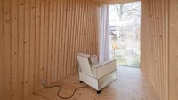 Dinding rumah dibuat melengkung untuk penyerapan dan aliran energi di rumah tersebut. Inhabitat/Thomas Mueller.