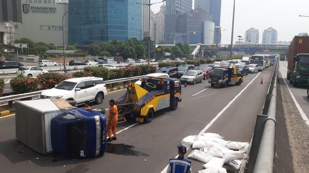  Mobil box kecelakaan di Tol Dalam Kota