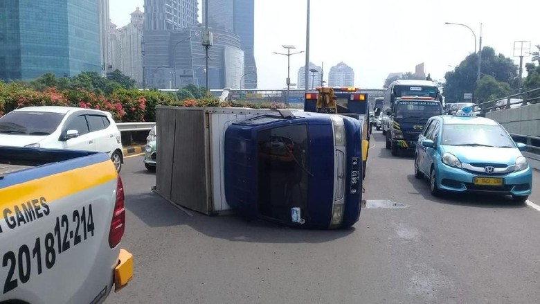 Kecelakaan Mobil Boks di Tol Dalam Kota Arah Cawang, Lalin Tersendat Kecelakaan Mobil Boks di Tol Dalam Kota Arah Cawang, Lalin Tersendat