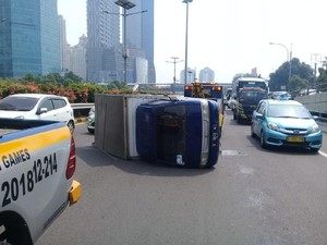 Kecelakaan Mobil Boks di Tol Dalam Kota Arah Cawang, Lalin Tersendat