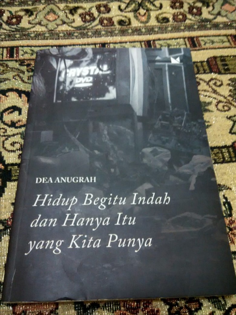 Bersedih dan Menangis Bersama Buku Esai Bersedih dan Menangis Bersama Buku Esai