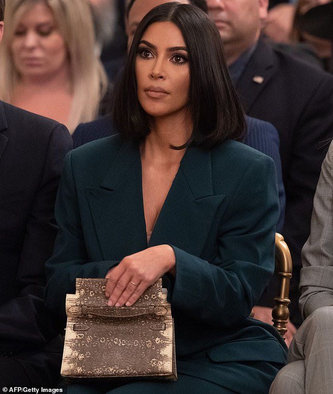 Bukan cuma busananya, aksesori pilihan Kim pun tak kalah mewah. Istri dari rapper Kanye West itu tampak menenteng Hermès Kelly pochette berwarna ombré lizard dengan palladium hardware. Tas langka itu diprediksi berharga US$ 69.775 atau hampir mencapai Rp 1 miliar. Foto: Getty Images, AFP
