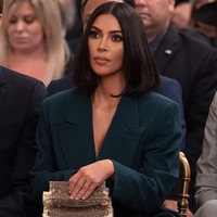 Bukan cuma busananya, aksesori pilihan Kim pun tak kalah mewah. Istri dari rapper Kanye West itu tampak menenteng Hermès Kelly pochette berwarna ombré lizard dengan palladium hardware. Tas langka itu diprediksi berharga US$ 69.775 atau hampir mencapai Rp 1 miliar. Foto: Getty Images, AFP