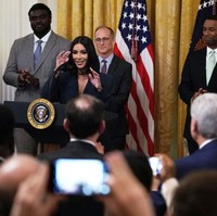 Untuk kesempatan yang dihadiri banyak politisi itu, Kim Kardashian pun menyesuaikan pakaiannya. Biasa berbalut gaun ketat atau terbuka, Kim yang saat ini sedang menuntaskan studinya di bidang hukum mengandalkan busana yang lebih formal. Foto: Getty Images