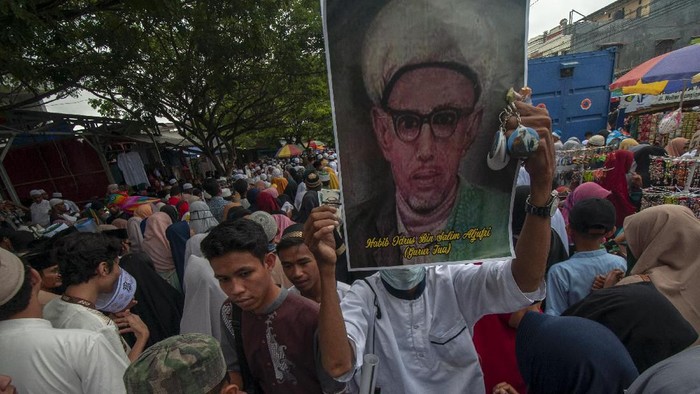 Ketua Umum Majelis Ulama Indonesia (MUI) KH Maruf Amin (kiri) berbincang dengan Ketua Utama Alkhairaat Sayyid Sagaf bin Idrus bin Salim Aljufri pada peringatan hari wafat (Haul) ke-51 tahun Guru Tua atau Sayyid Idrus bin Salim Aljufri di Palu, Sulawesi Tengah, Sabtu (15/6/2019). Guru Tua adalah peletak dasar-dasar pendidikan dan dakwah bagi umat Islam di wilayah Timur Indonesia. ANTARA FOTO/Basri Marzuki/nz.