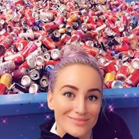 Aksi Leonie dan Matthew bukan sekadar untuk mencari keuntungan. Tapi juga mendorong orang agar mau menjalani gaya hidup ramah lingkungan. Foto: Facebook/A Recycled Wedding