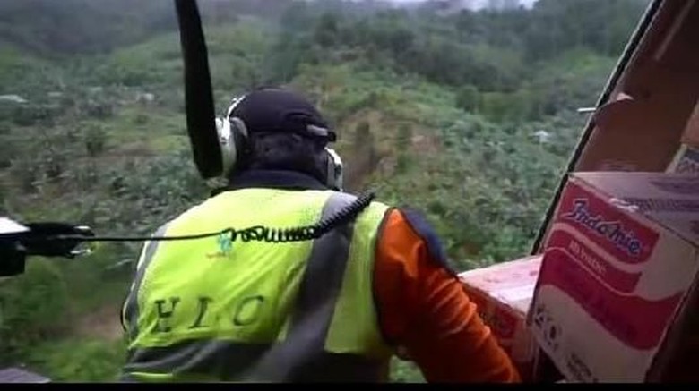 Tidak Ada Pendaratan, Logistik Korban Banjir di Sultra Disebar dari Udara Tidak Ada Pendaratan, Logistik Korban Banjir di Sultra Disebar dari Udara