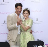 Gaun bergaya vintage warna hijau, dengan aksen bordiran berbentuk daun emas yang simpel namun tetap cantik. Foto: (Palevi/detikHOT)