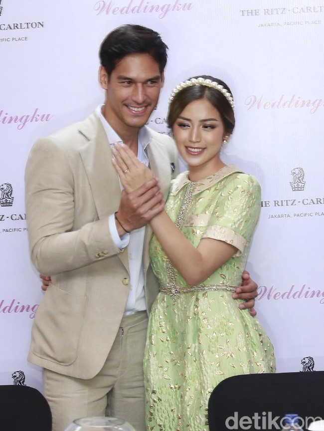 Gaun bergaya vintage warna hijau, dengan aksen bordiran berbentuk daun emas yang simpel namun tetap cantik. Foto: (Palevi/detikHOT)