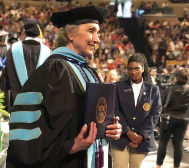 Nenek 77 tahun ini lulus dengan gelar PhD. Dia merupakan lulusan tertua di universitas tempatnya mengemban ilmu. Foto: Dok. Elite Readers