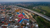 Salah satu lokasi proyek kereta cepat Jakarta-Bandung di pinggir tol Jakarta-Cikampek. Foto: Dok. KCIC