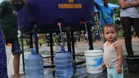 Sejumlah pengungsi mengantre untuk mengambil air bersih di lokasi pengungsian di SMA Negeri 1 Pondidaha, Konawe, Sulawesi Tenggara, Jumat (14/6/2019). ANTARA FOTO/Jojon.