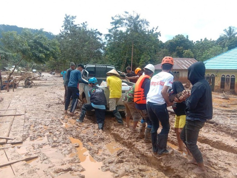 Lumpur Tebal Hambat Distribusi Bantuan untuk Korban Banjir Konawe Lumpur Tebal Hambat Distribusi Bantuan untuk Korban Banjir Konawe