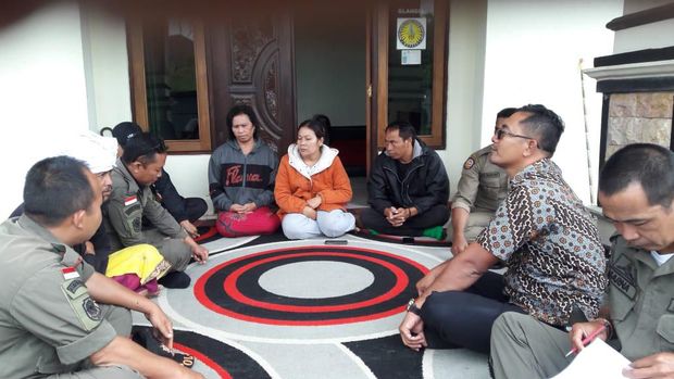 Saat dimintai klarifikasi Jumat (14/6) kemarin, ibu-ibu itu mengakui perbuatannya.