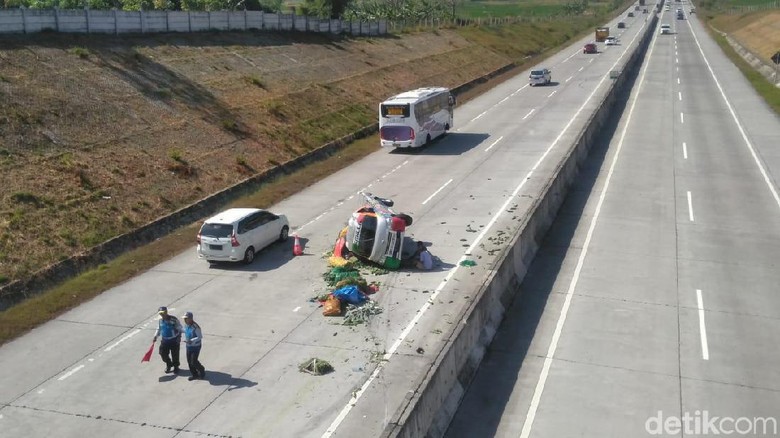 Ban Depan Pecah, Pikap Muat Sayur Terguling di Tol Sumo Ban Depan Pecah, Pikap Muat Sayur Terguling di Tol Sumo