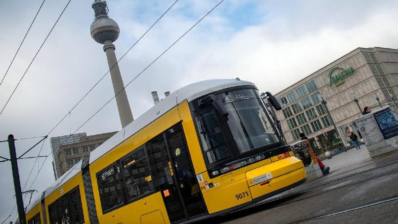 Bom Perang Dunia II Seberat 100 Kg Berhasil Dijinakkan di Berlin Bom Perang Dunia II Seberat 100 Kg Berhasil Dijinakkan di Berlin