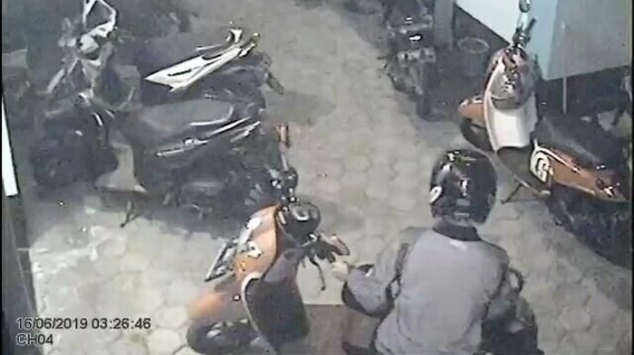 Aksi Pencurian Motor di Sebuah Kos Banyuwangi Terekam CCTV
