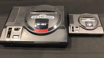 Buat kalian yang membayangkan seberapa besar ukurannya, foto-foto berikut ini memberikan gambaran dengan menyandingkan Genesis Mini bareng versi originalnya. Foto: Game Informer