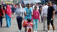 Ada warga yang terlihat berolahraga, atau sekadar jalan-jalan bersama keluarga.