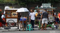 Di sejumlah lokasi tampak beberapa lapak pedagang kaki lima (PKL) dipadati masyarakat.