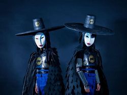 Aksi Keren Si Kembar yang Hobi Cosplay