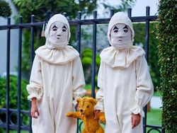 Aksi Keren Si Kembar yang Hobi Cosplay