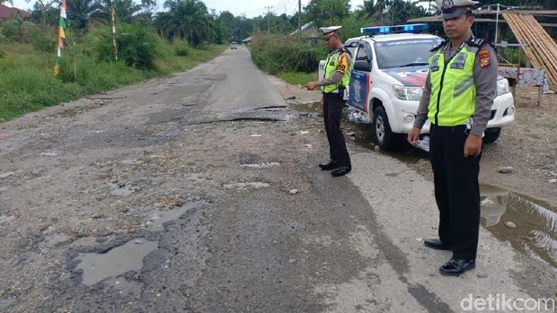 Jalanan di Tapanuli Bagian Selatan hingga Riau Alami Rusak Parah