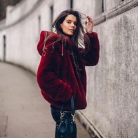 Menurut Angela Levin, penulis buku Harry: Conversations with the Prince that the now Duke of Sussex, Pangeran Harry bertemu dengan Sarah di sebuah pesta. Foto: Instagram