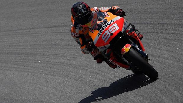 Jorge Lorenzo membuat tiga persaing Marc Marquez gagal finis di MotoGP Catalunya 2019.